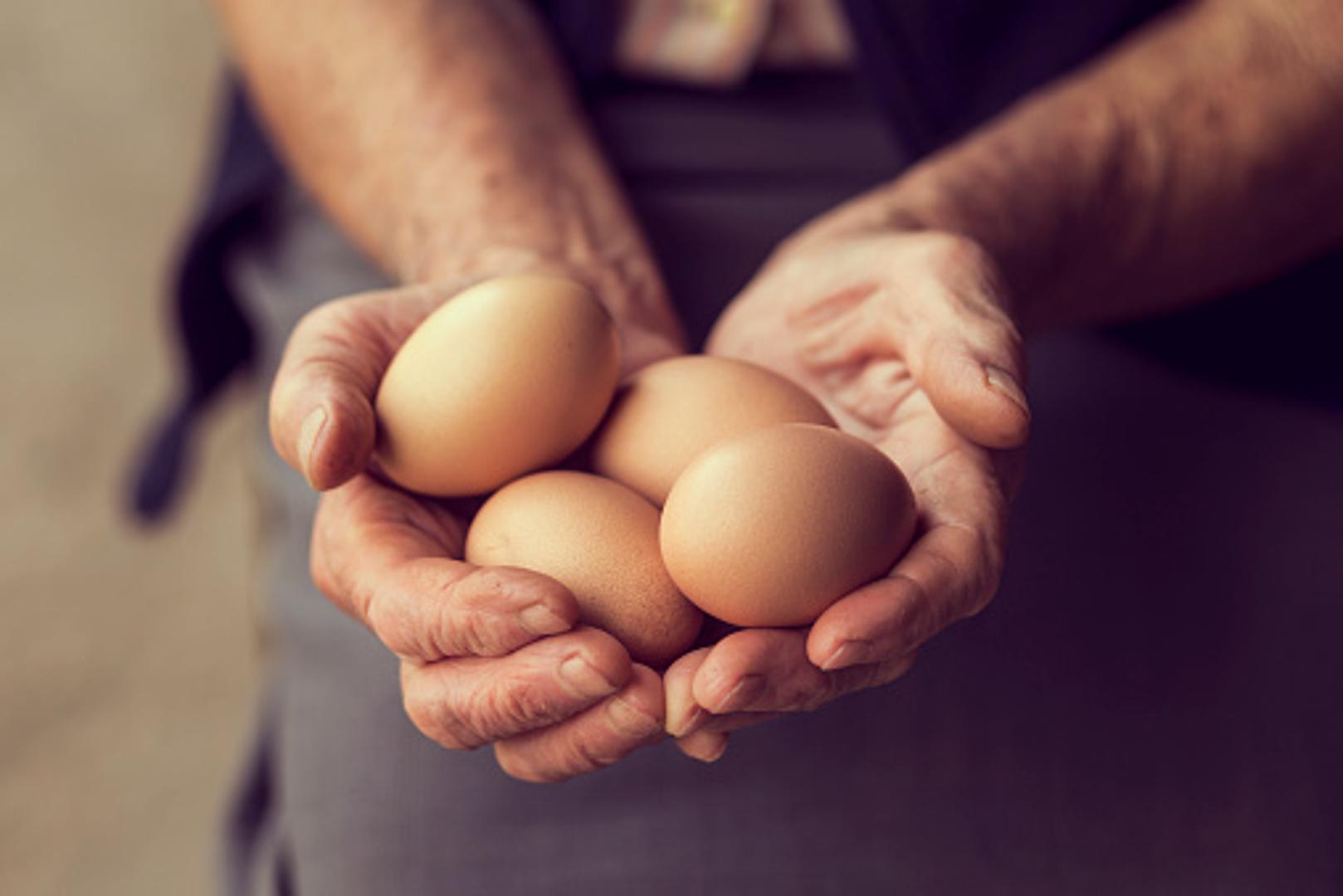 Ljusku kuhanih jaja lakše ćete oguliti ako u ključalu vodu dok se jaja kuhaju, dodate malo octa. 