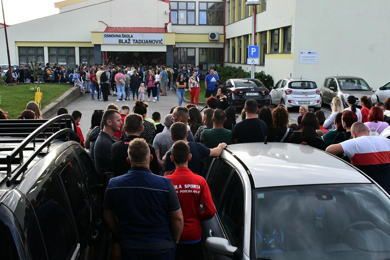 Prosvjed roditelja učenika iz Podcrkavlja kojima je tek sagrađena škola oštećena u srpanjskom nevremenu