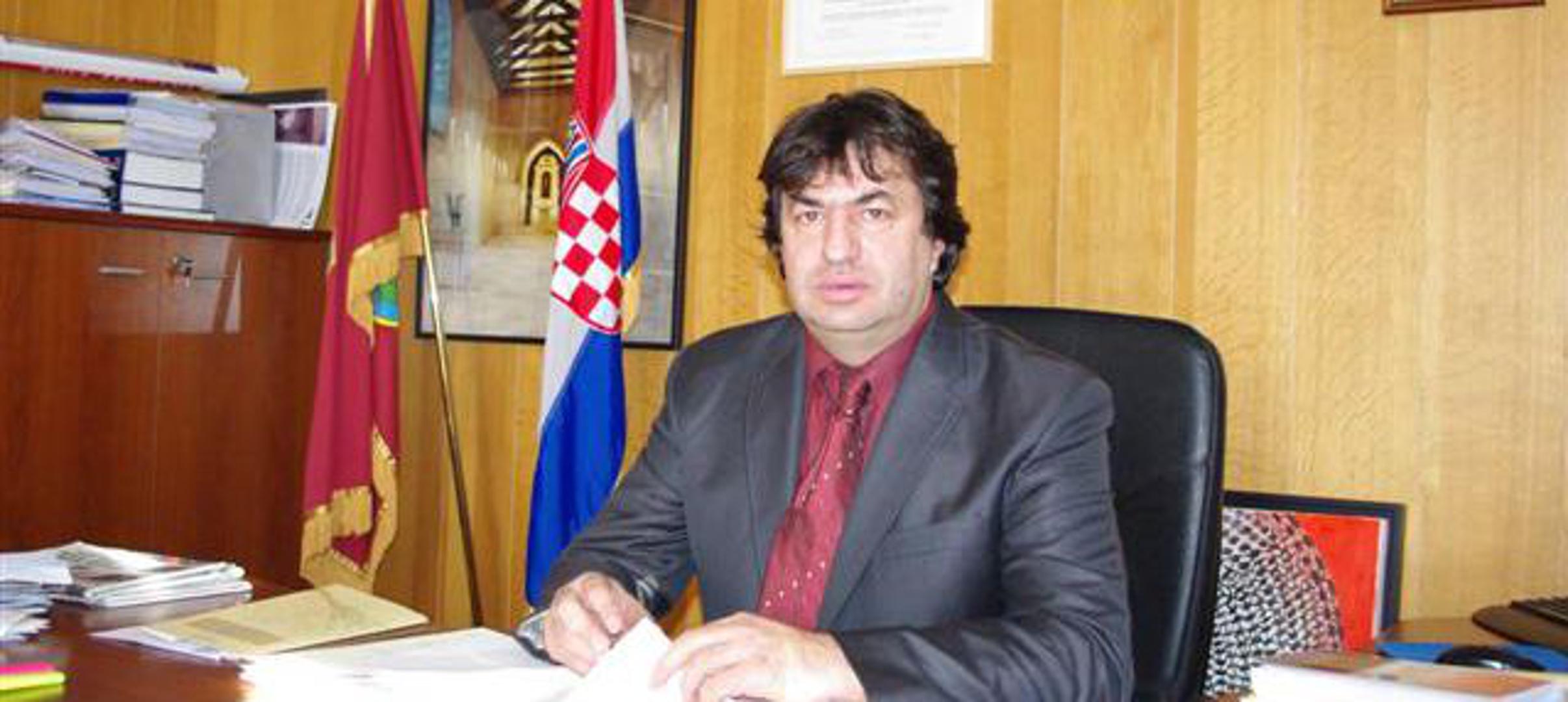 Gradonačelnik Paga Ante Fabijanić - unatoč molbi da nam se dostavi plaća u bruto iznosu iz Paga su odgovorili: temeljem odluke Gradskog vijeća Grada Paga od 21.12.2023. plaću dužnosnika, koji svoju dužnost obalja profesionalno, čini umnožak koeficijenta 4,55 i osnovice za obračun plaće državnih dužnosnika.