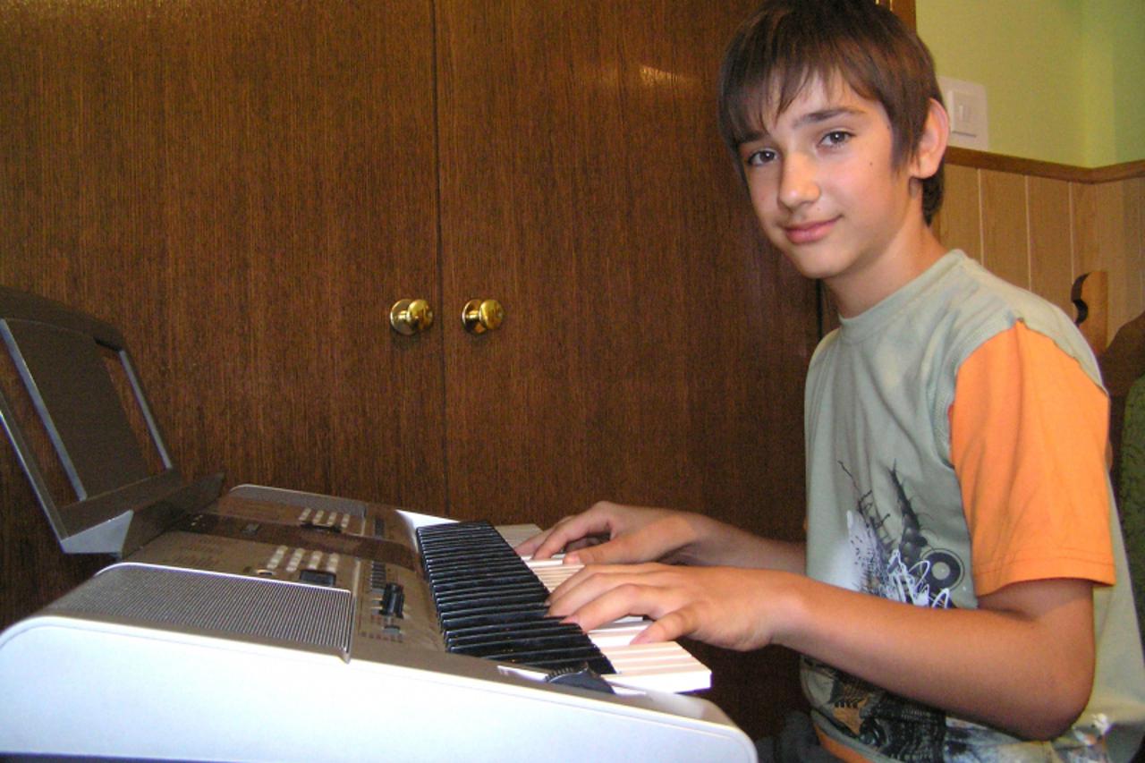 'zagorje - 30. 06. 2010., Pesceno, Hrvatska - Ivan Loborec osvojio je 3. mjesto na 1. hrvatskom natjecanju u sviranju sintesajzera u Dugom Selu'