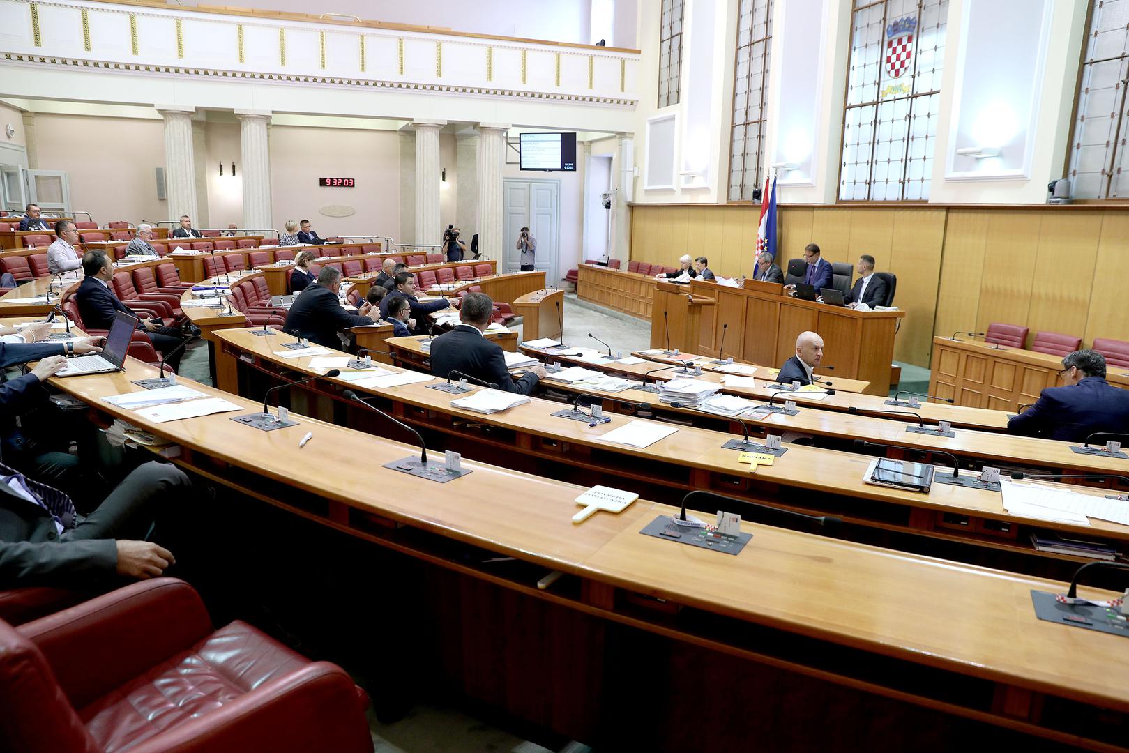 Već drugog dana jesenske sjednice sabornica je na početku radnog dana bila gotovo prazna.