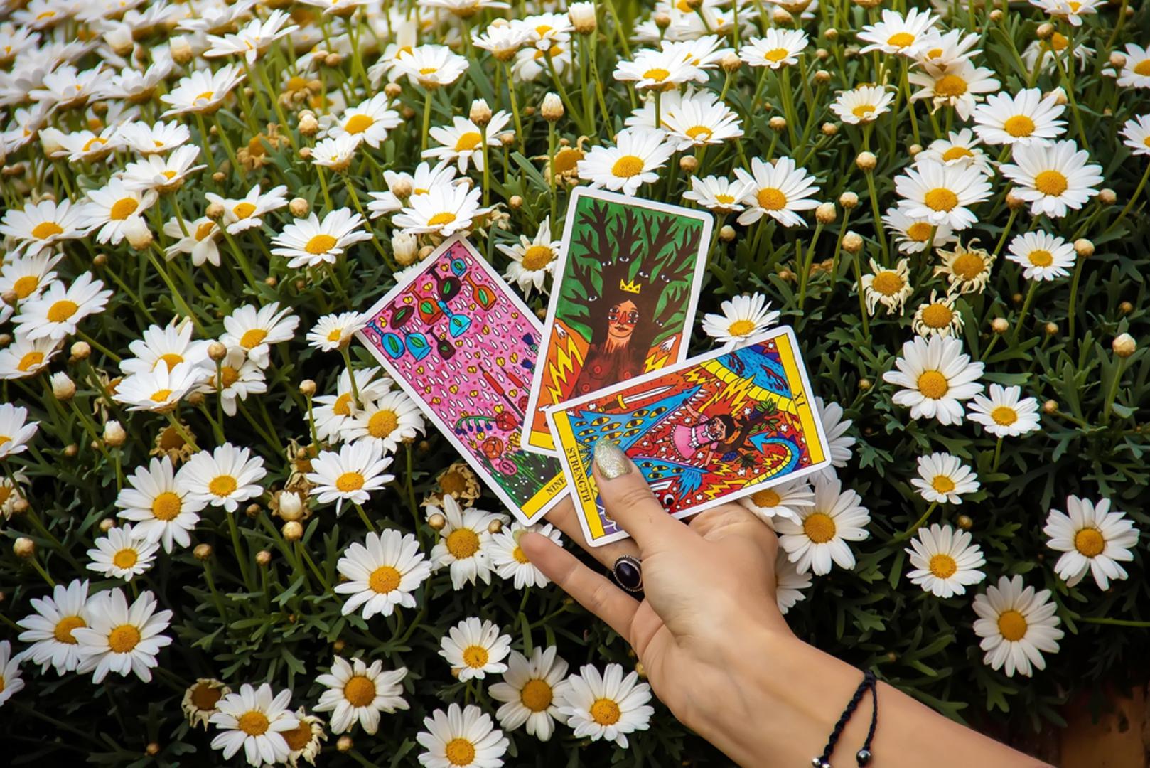 Špil tarot karata sastoji se od 78 karata, a njih 22 dio su Velike Arkane. Ove karte simboliziraju ključne životne lekcije, promjene i prekretnice. Svaka karta nosi dublje značenje i može se primijeniti na različita područja života, posebno na ljubav i posao. Za razliku od Male Arkane koja prikazuje svakodnevne događaje i situacije, Velika Arkana nam daje uvid u dubinu i značenje različitih životnih prekretnica i faza. Ako ste početnik i pokušavate naučiti sva značenja karata, poznavanje Velike Arkane najbolji je način za brzo učenje tumačenja i čitanja tarota.