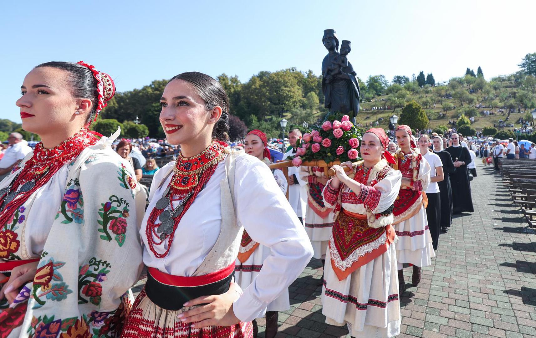 Marija Bistrica u Hrvatskom zagorju najpoznatije je nacionalno marijansko svetište. U Bazilici Majke Božje Bistričke čuva se čudotvorni kip crne Bogorodice iz 15. stoljeća, a godišnje ga posjećuju deseci tisuća vjernika, osobito na Veliku Gospu i Bistričko proštenje. Hodočasnici onamo često dolaze pješice, prelazeći desetke kilometara kako bi zahvalili ili zamolili zagovor Majke Božje.