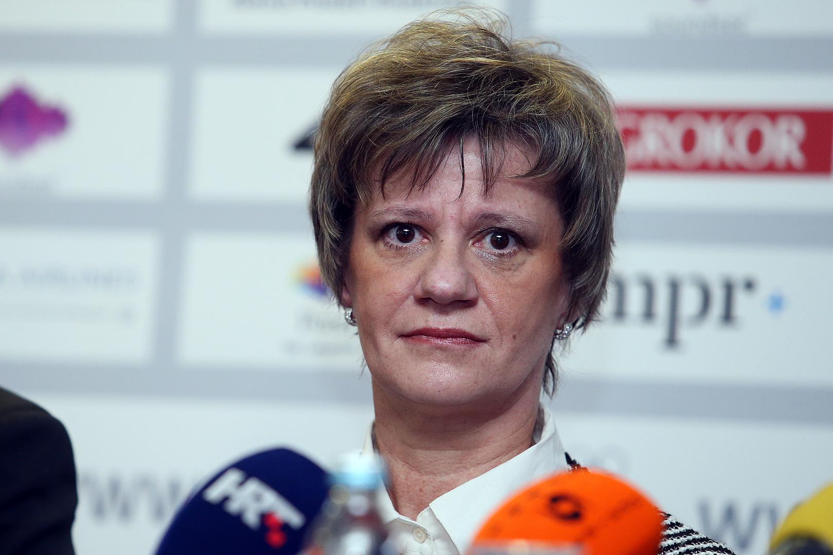 Sanda Dubravčić bila je najbolja klizačica u Jugoslaviji. Na Europskom prvenstvu 1981. osvojila je srebrnu medalju, a sljedeće tri godine pobjeđivala je na “Zlatnoj pirueti”, natjecanju koje se održava u Zagrebu.