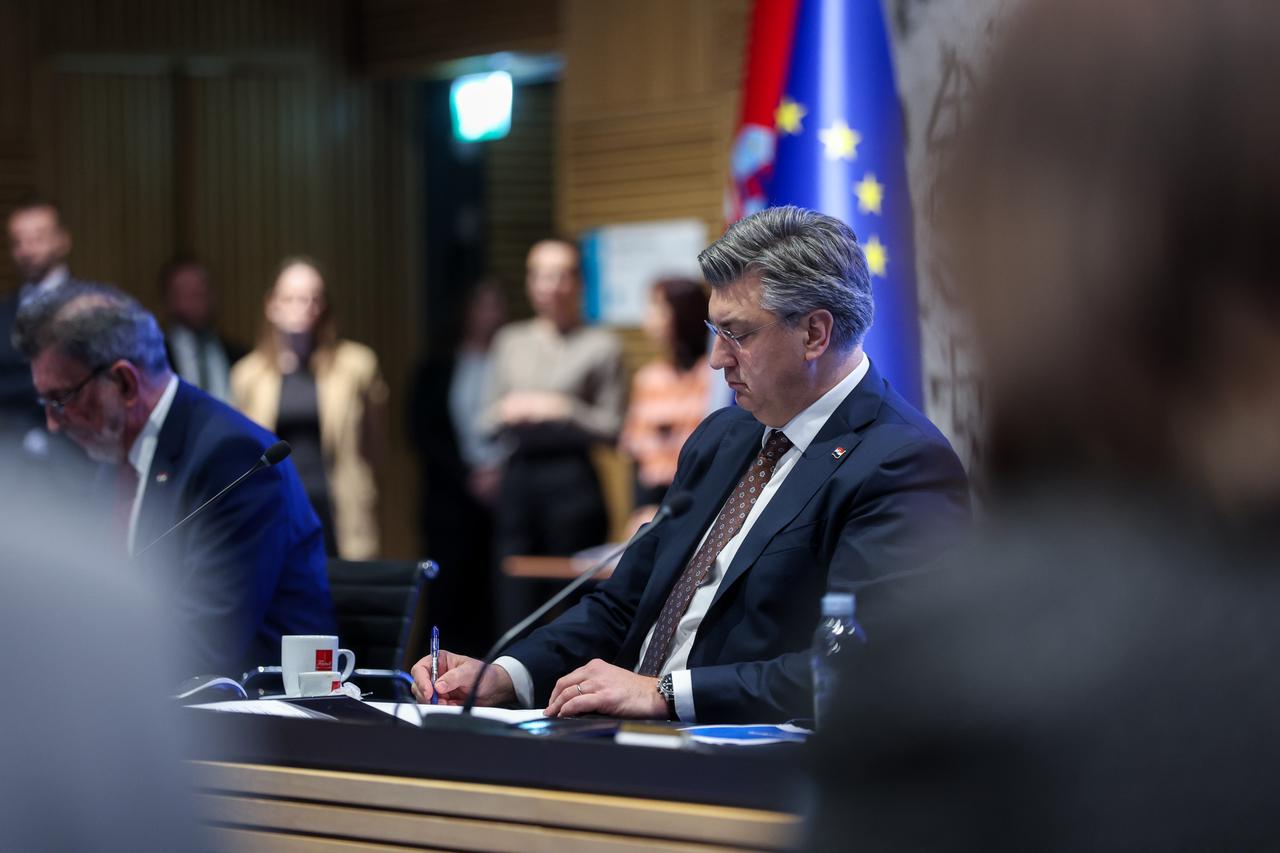 Zagreb: Uručivanje ugovora "Izgradnja, rekonstrukcija i opremanje osnovnih škola za potrebe jednosmjenskog rada i cjelodnevne škole"
