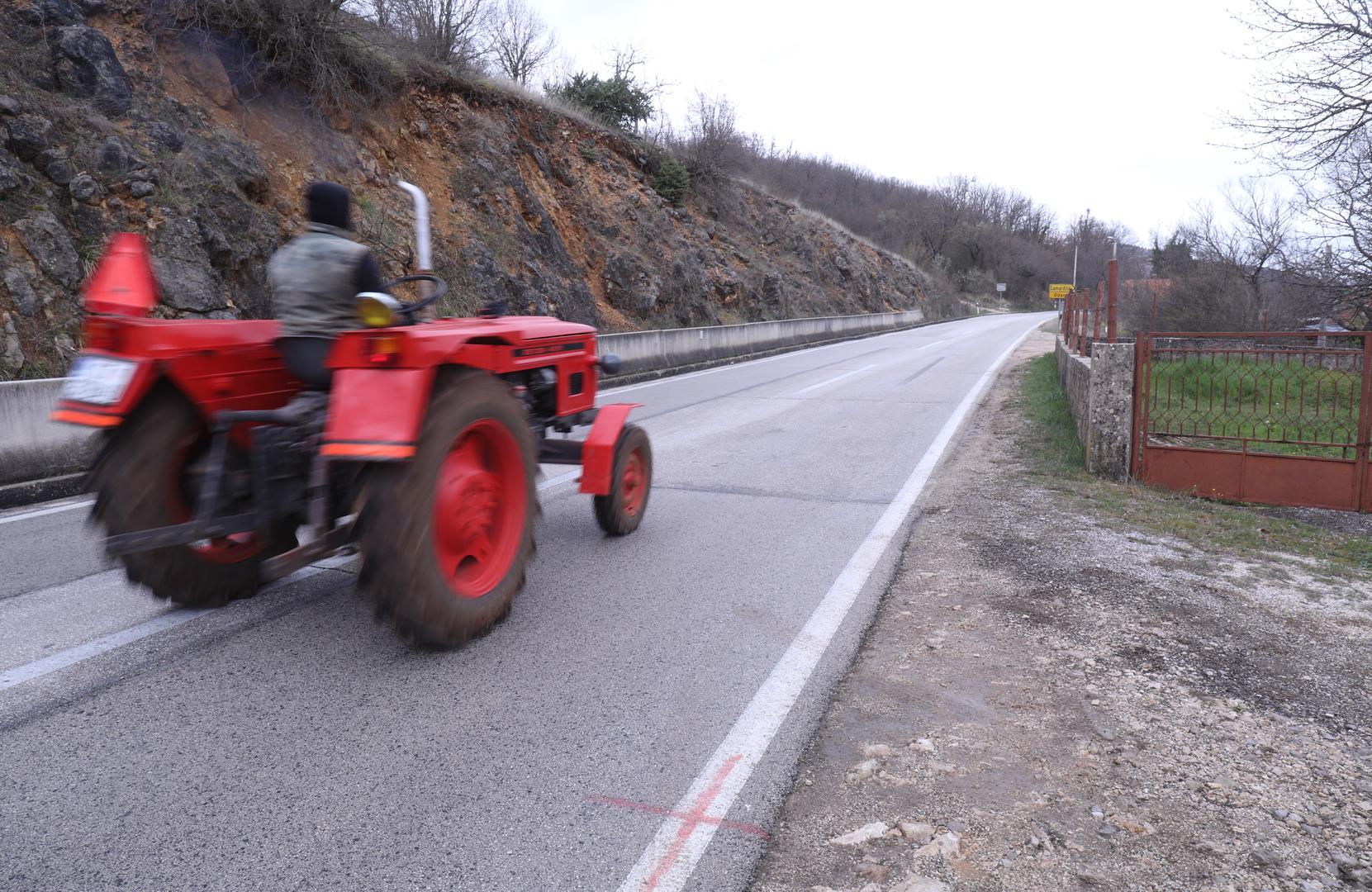 Tijelo muškarca, čiji se identitet još ne zna, pronađeno je na cesti u Ramljanima kod Muća, a pretpostavlja se da je stradao u nesreći tijekom noći s utorka na srijedu.