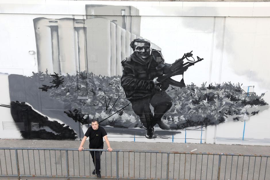 Fotoreporter Mišo Lišanin uz mural koji prikazuje njegovu fotografiju Blage Zadre