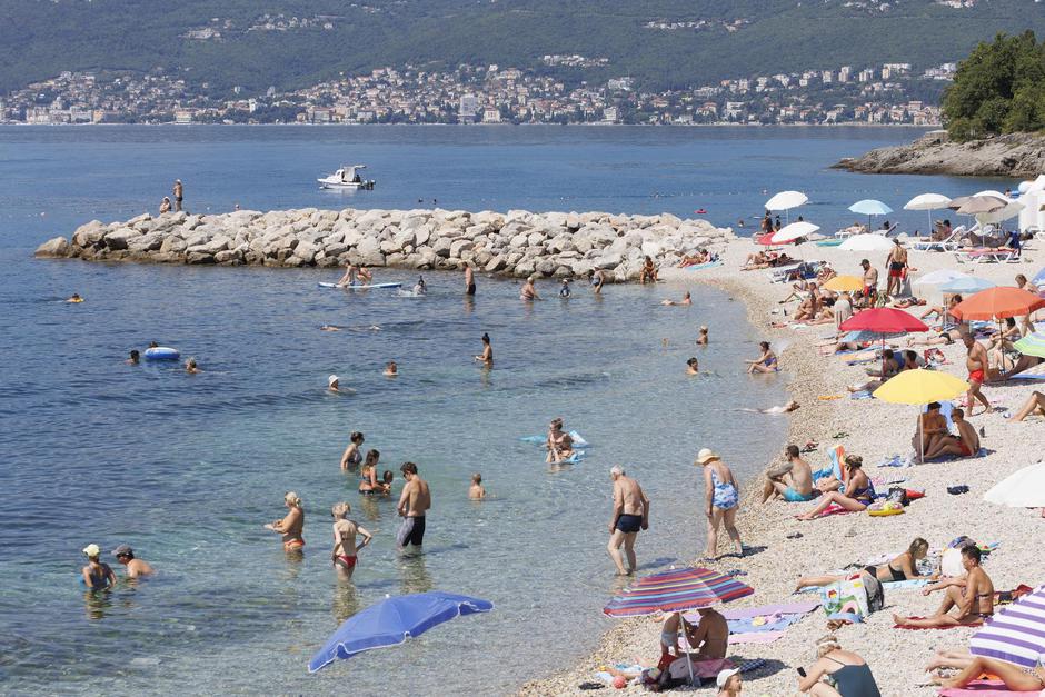U jeku turističke sezone pune plaže na području Rijeke
