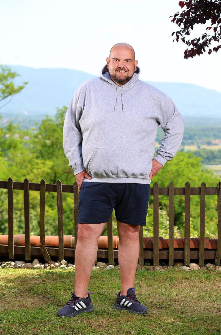 Ante (43) iz Kaštel Sućurca je čovjek vedrog osmijeha, društvenog duha i zvonkoga glasa koji kaže da je uvijek raspoložen za neku feštu i pjesmu. Ipak, iza te vedrine skriva se zabrinutost zbog viška kilograma pa priznaje kako je bio meta uvreda, ali ga najviše plaše bolest i rana smrt. Zbog kilaže ne može trčati, a planinarenje, bicikliranje, ronjenje i rafting zasad su neostvareni snovi.
Njegova motivacija za prijavu u 'Život na vagi' bila je obitelj, naime, želi biti uzor svom sinu i pokazati mu da se loše navike mogu promijeniti. "Ne želim da se deblja kao tata", iskren je 43-godišnjak. Inspiriraju ga dobri očevi koji svoju djecu odgajaju s ljubavlju i predanošću, a posebno bivši kandidat showa Josip Čapo, čiji mu je moto 'hodaj, pa hodaj' ostao urezan u pamćenje.
Kad se danas pogleda u ogledalo, vidi debelog čovjeka, ali i osobu koja zna što treba mijenjati. Za pet godina zamišlja sebe zdravijeg, mršavijeg i sretnijeg - spremnog na planine, bicikl i sve avanture sa sinom koje ga sigurno čekaju.