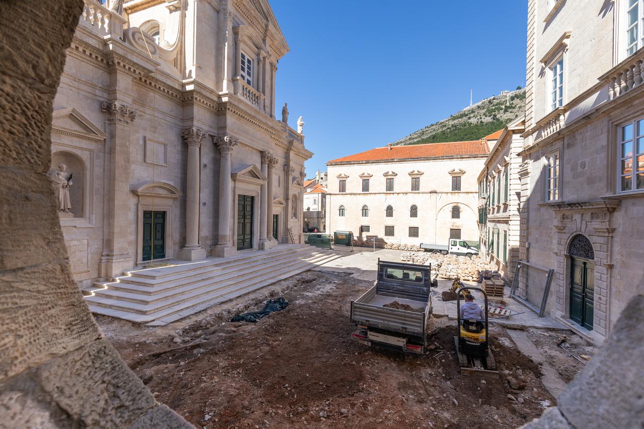Tijekom sanacije pločnika Poljane Marina Držića ispred dubrovačke katedrale pronađen je pokrov sarkofaga