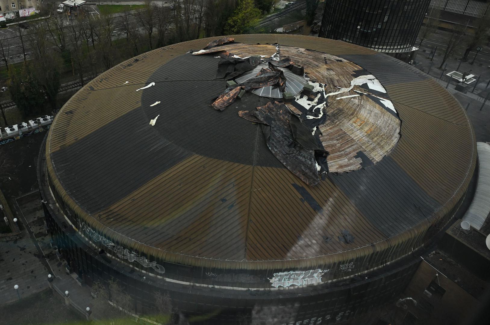 Prema prvim informacijama iz kluba, snažni naleti vjetra pomaknuli su kupolu na krovu, koja je pritom pukla, a kroz oštećenja prodire voda.