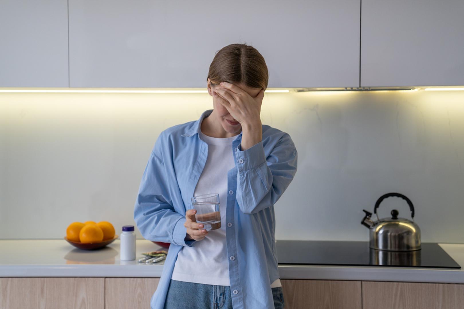 Simptomi mogu uključivati i kratkoću daha ili poteškoće s disanjem, mučninu ili povraćanje, bol u prsima, štucanje koje ne prestaje ili naglo lupanje srca. Gubitak svijesti ili kratkotrajna nesvjestica također su jedan od alarmantnih znakova. Budući da ovi simptomi nisu dramatični kao oduzetost polovice tijela, žene ih često ignoriraju, nadajući se da će proći sami od sebe, čime gube dragocjeno vrijeme za liječenje.