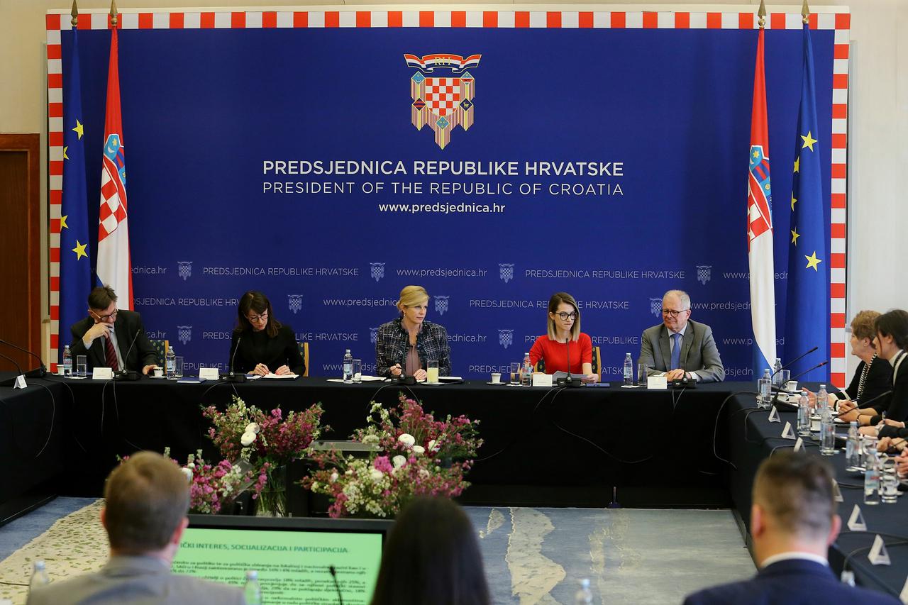 Kolinda Grabar-Kitarović održala okrugli stol "Biti mlad, politički obrazovan i živjeti u Hrvatskoj"