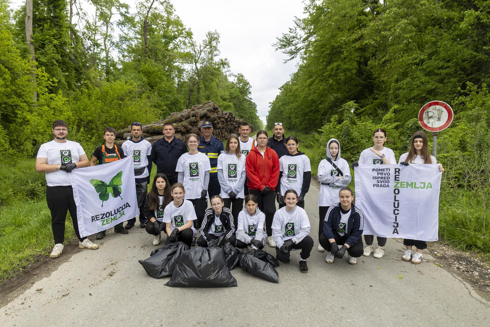 26.04.2025., Bosnjaci - Rezolucija Zemlja 2025 -  Savjet mladih Opcine Bosnjaci i DVD Bosnjaci u akciji ciscenja smeca. Photo: Davor Javorovic/PIXSELL