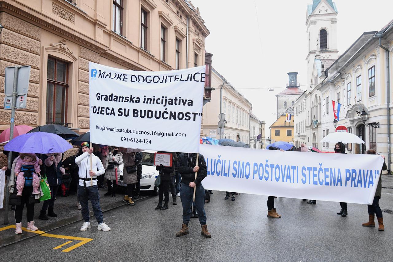 Zagreb: Prosvjed roditelja odgajatelja ispred Gradske skupštine zbog najave modificiranja te mjere