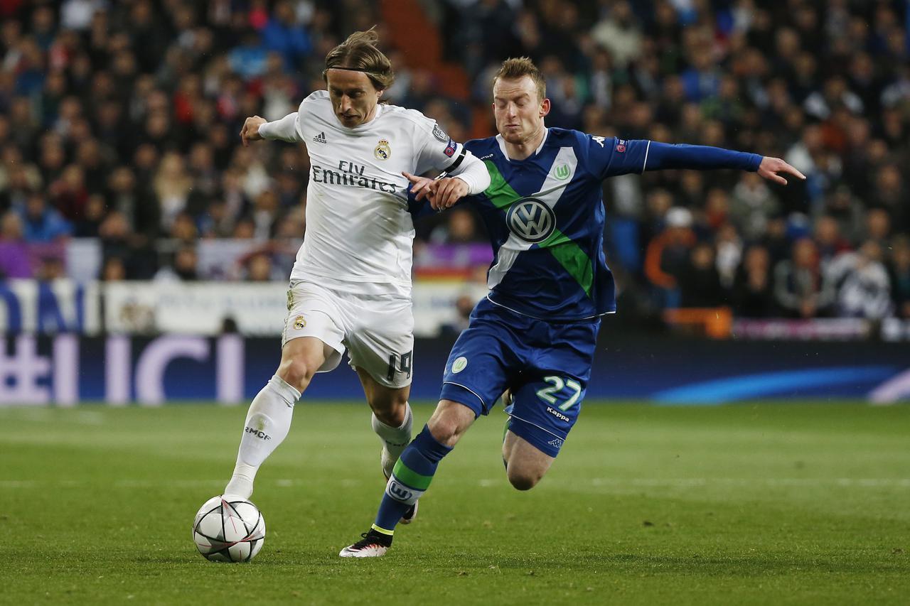Football Soccer - Real Madrid v VfL Wolfsburg - UEFA Champions League Quarter Final Second Leg - Santiago Bernabeu - 12/4/16 Real Madrid's Luka Modric in action with Wolfsburg's Maximilian Arnold Reuters / Sergio Perez Livepic EDITORIAL USE ONLY.