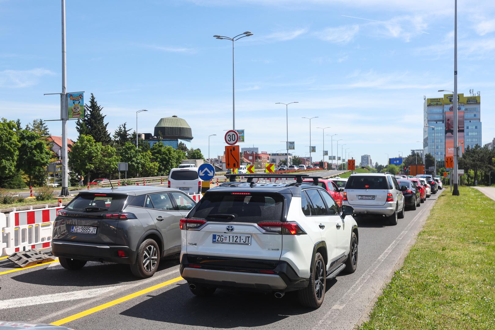 Tijekom ljeta, od 15. srpnja do 15. kolovoza, planirano je i potpuno ukidanje lijevog skretanja preko raskrižja, što bi moglo dodatno usporiti promet.  Autobusna linija 109 prometuje bez promjena.
