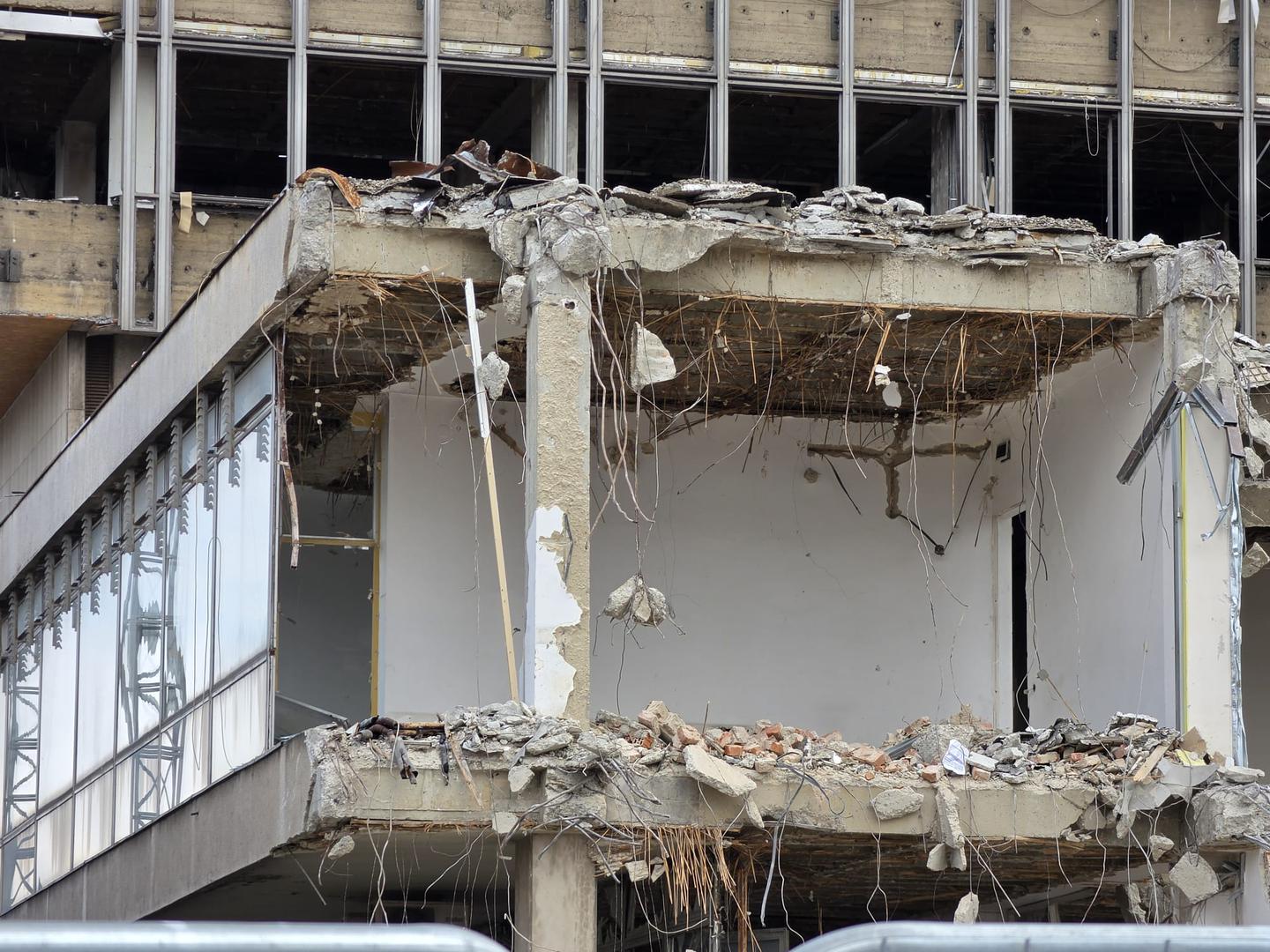 Kako se ranije pisalo, projekt se provodi fazno, bez upotrebe eksploziva, a takav pristup odabran je upravo kako bi se radovi držali pod što većom kontrolom. Izvođač je tvrtka Eurco, a procijenjena vrijednost zahvata iznosi 5,2 milijuna eura.
