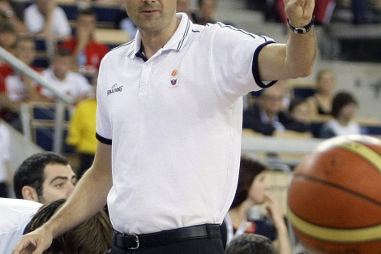 'Slovenia\'s coach Jure Zdovc gestures during their FIBA EuroBasket 2009 Qualifying Round Group F basketball game against Turkey in Lodz September 16, 2009. REUTERS/Peter Andrews (POLAND SPORT BASKETB