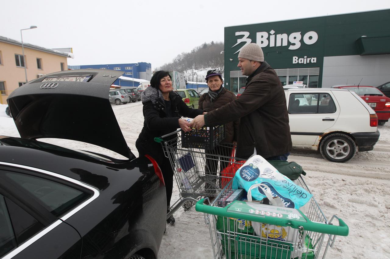 24.01.2017. Velika Kladusa- Reportaza o Velikoj Kladusi, bosanskom gradu u kojoj Hrvati i Slovenci dolaze u povoljniju nabavku speceraja, namjestaja, servisa za aute, benzina, lijekova i odjece.Senad Nuhanovic, Ale Okic i Dragica Pdcuca iz Topuskog. Photo