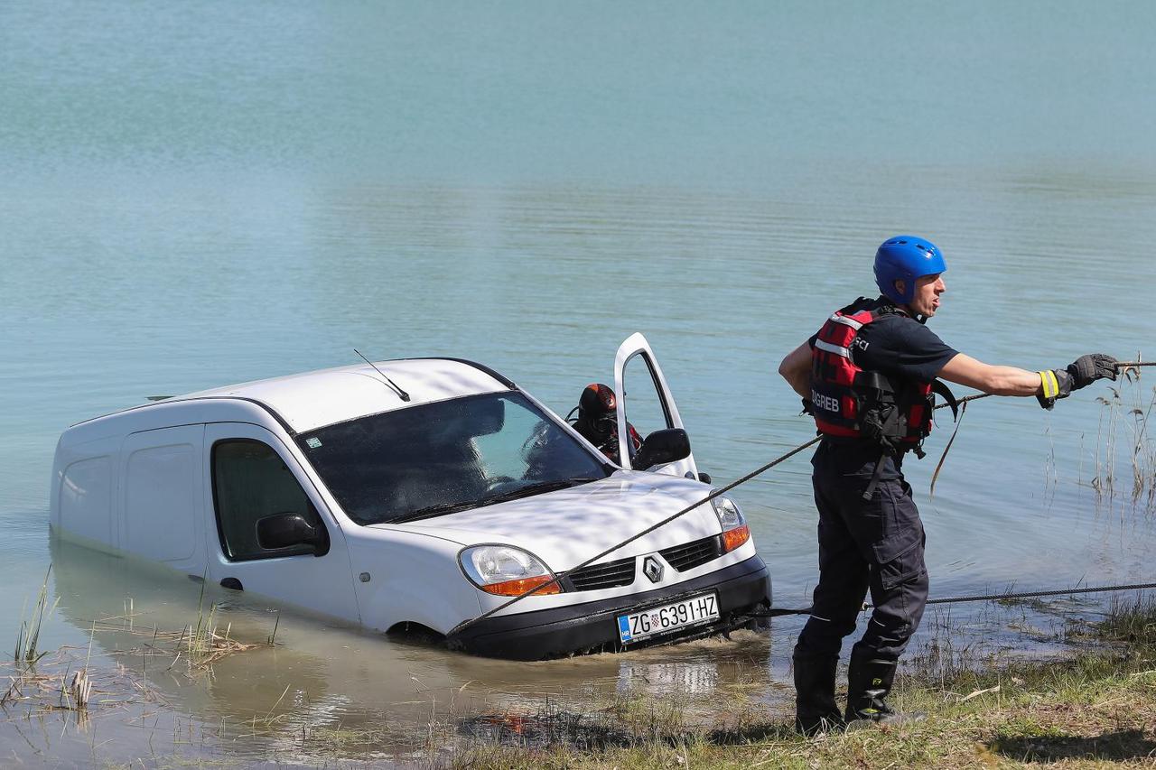 Zagreb: Vatrogasci izvukli osobni automobil koji je završio u jezeru Blato