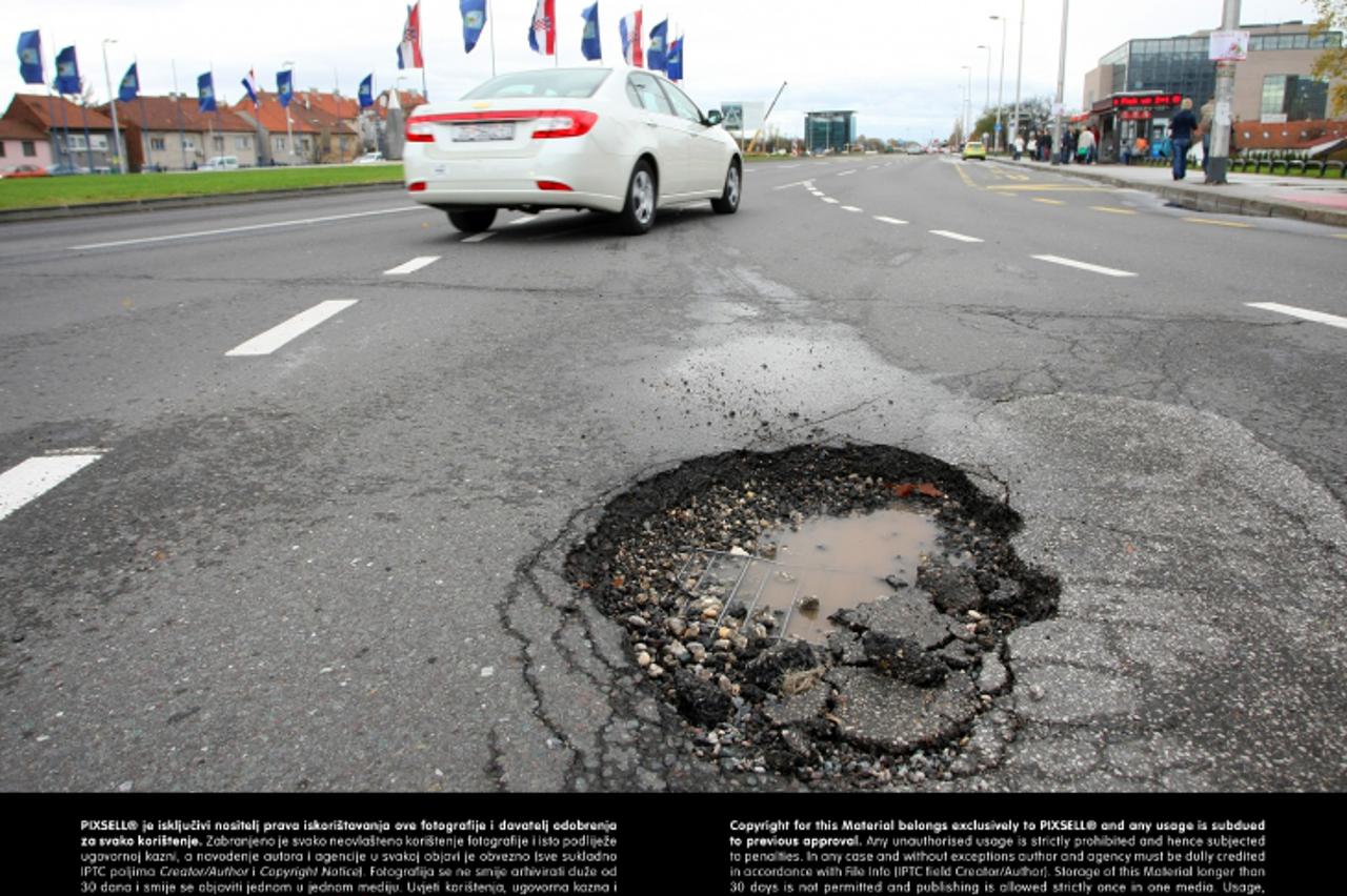 '29.11.2012., Zagreb - Rupa na ulici Hrvatske bratske zajednice kod krizanja s Vukovarskom.  Photo: Petar Glebov/PIXSELL'