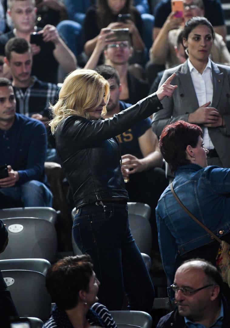 Predsjednica je na koncert stigla u ležernom izdanju, a na sebi je imala traperice i crnu kožnu jaknu. 