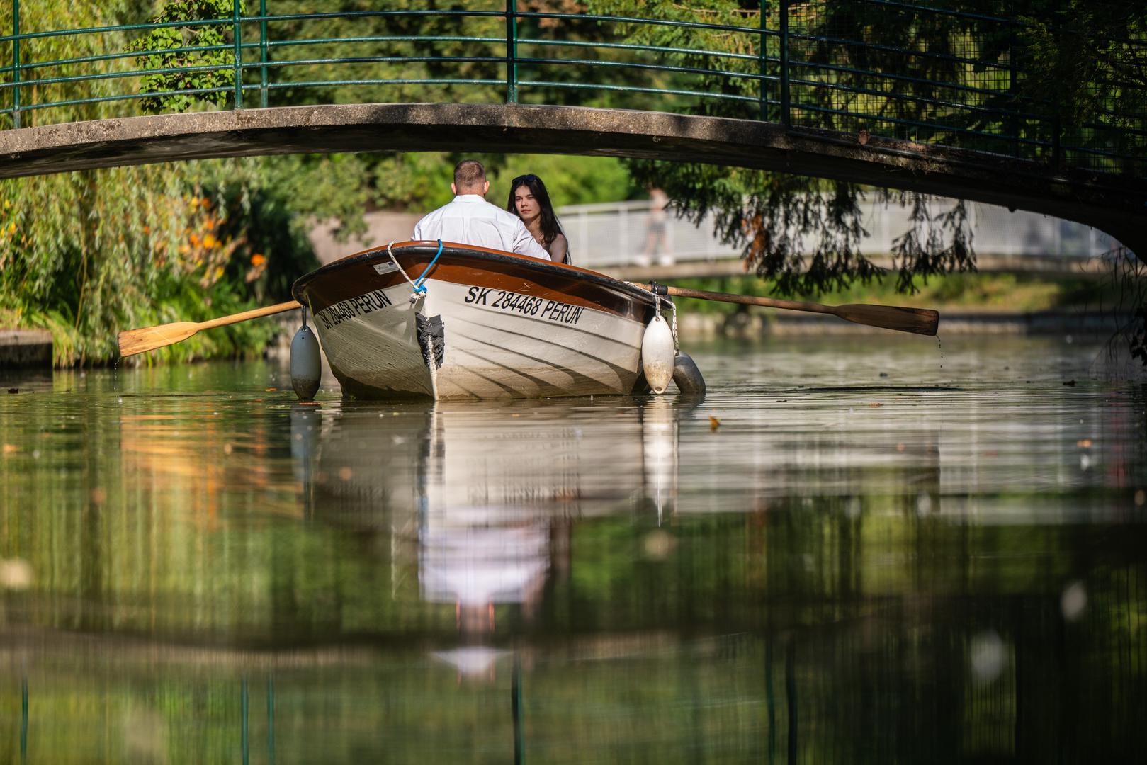 Park Maksimir je najstariji javni park u jugoistočnoj Europi, poznat po jezerima, šumi i zoološkom vrtu. 
