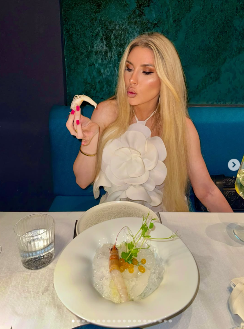 Atraktivna voditeljica podijelila je s pratiteljima fotografije impresivnih delicija, među kojima su se našli sirovi škampi, tartar od tune i goveđi carpaccio sa smokvama i sirom. 