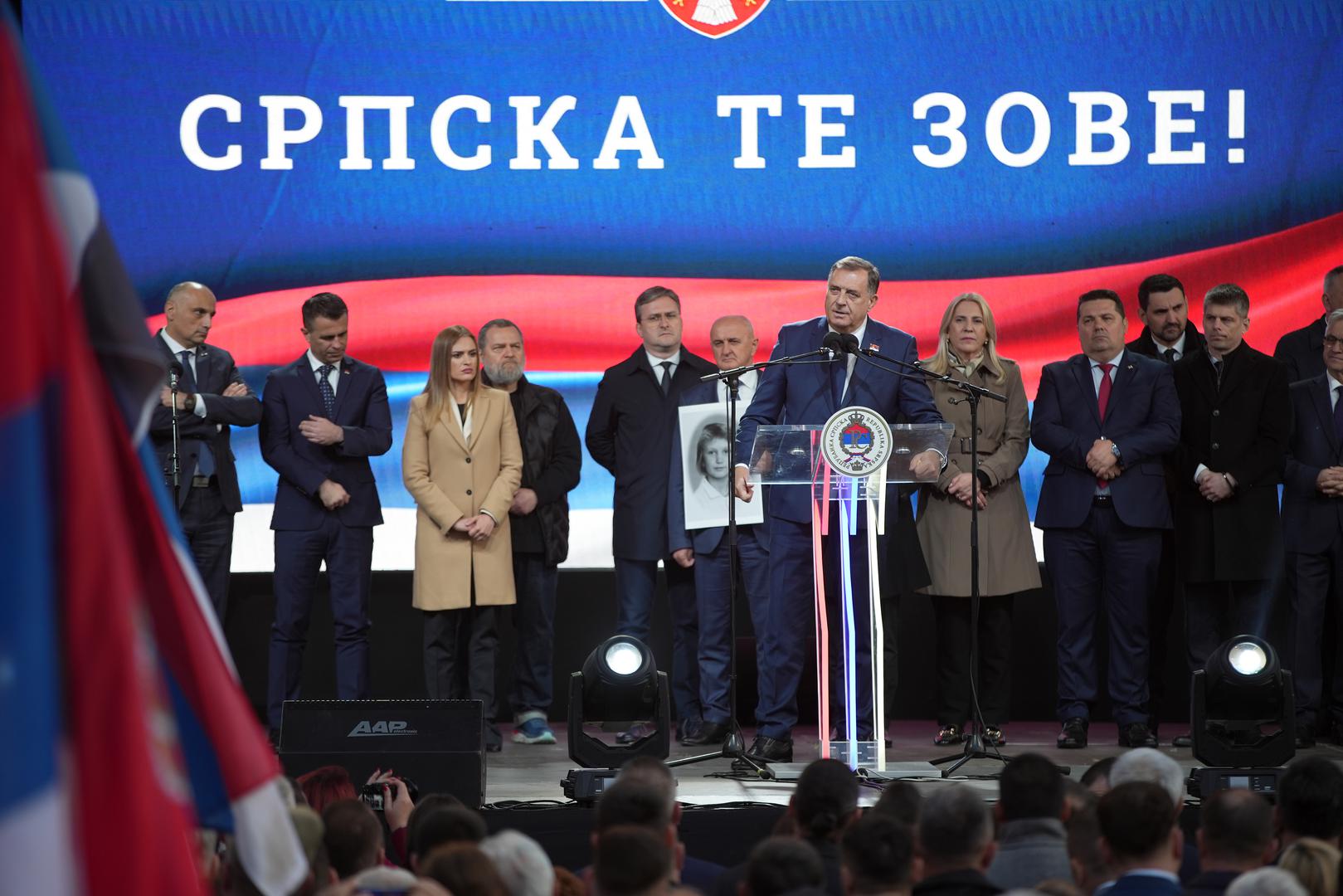 Njena je teza da rezolucija o Srebrenici u UN-u znači širenje mržnje prema Srbima pa se Srbija stoga bori protiv usvajanja takvog dokumenta. 