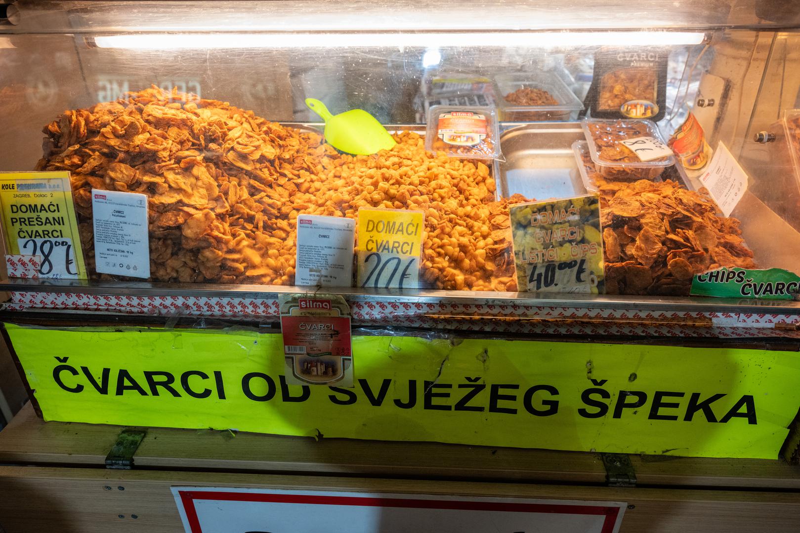 Cijene čvaraka, omiljene zimske delicije kojom se volimo počastiti u vrijeme blagdana, šokirale su Zagrepčane. Na centralnoj tržnici Dolac cijene se kreću između 25 i 28 eura po kilogramu. 