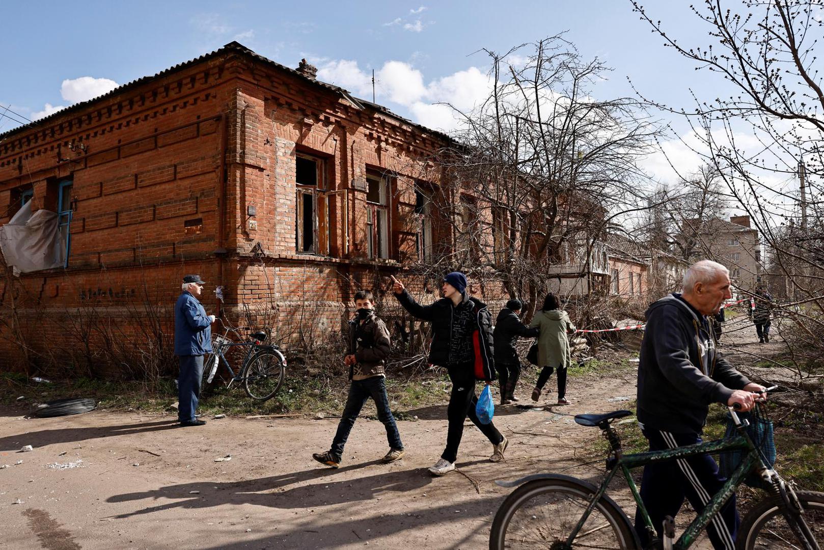People walk in the aftermath of deadly shelling of an army office building, amid Russia's attack, in Sloviansk, Ukraine, March 27, 2023. REUTERS/Violeta Santos Moura Photo: VIOLETA SANTOS MOURA/REUTERS