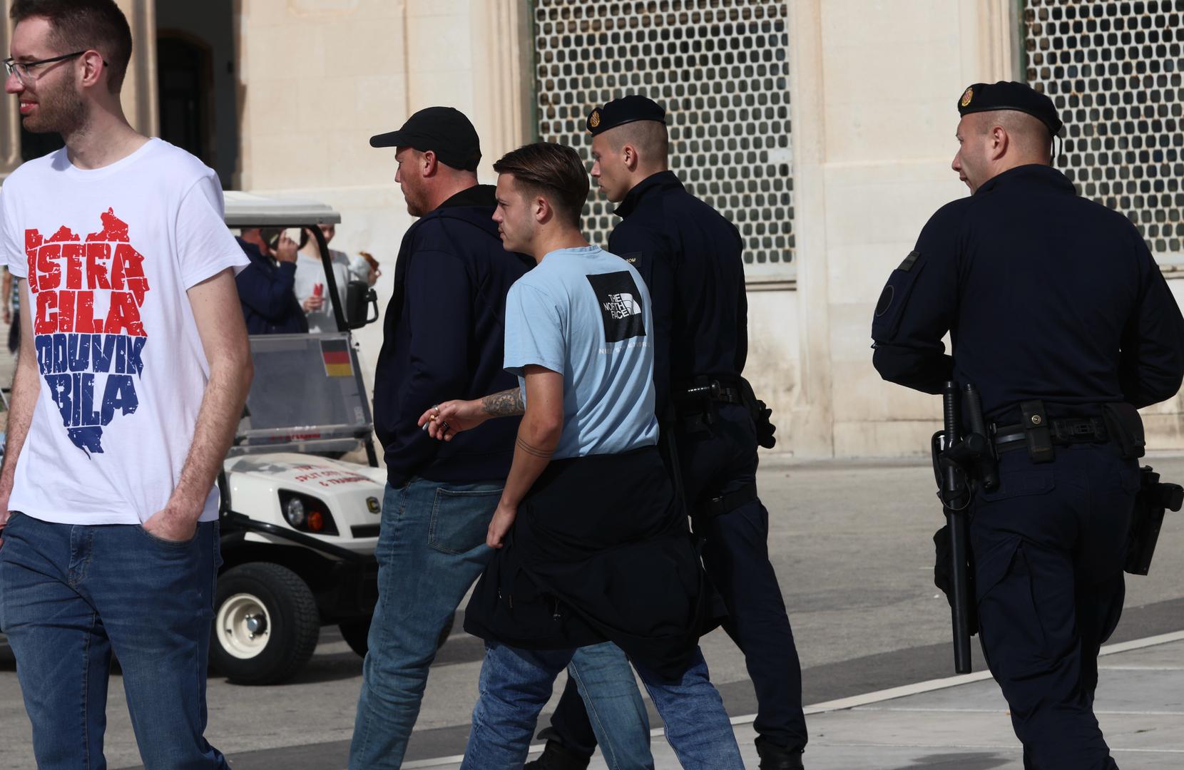 U završnici susreta utakmica je prekinuta zbog velike bakljade na tribinama. Pirotehnička sredstva, među kojima su bile baklje i topovski udari, izazvala su gust dim zbog kojeg se teren slabo vidio. Sudac je povukao momčadi s terena, a susret je nastavljen nakon približno 12 minuta.