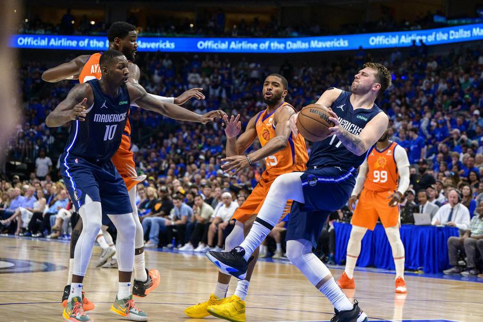 NBA: Phoenix Suns at Dallas Mavericks