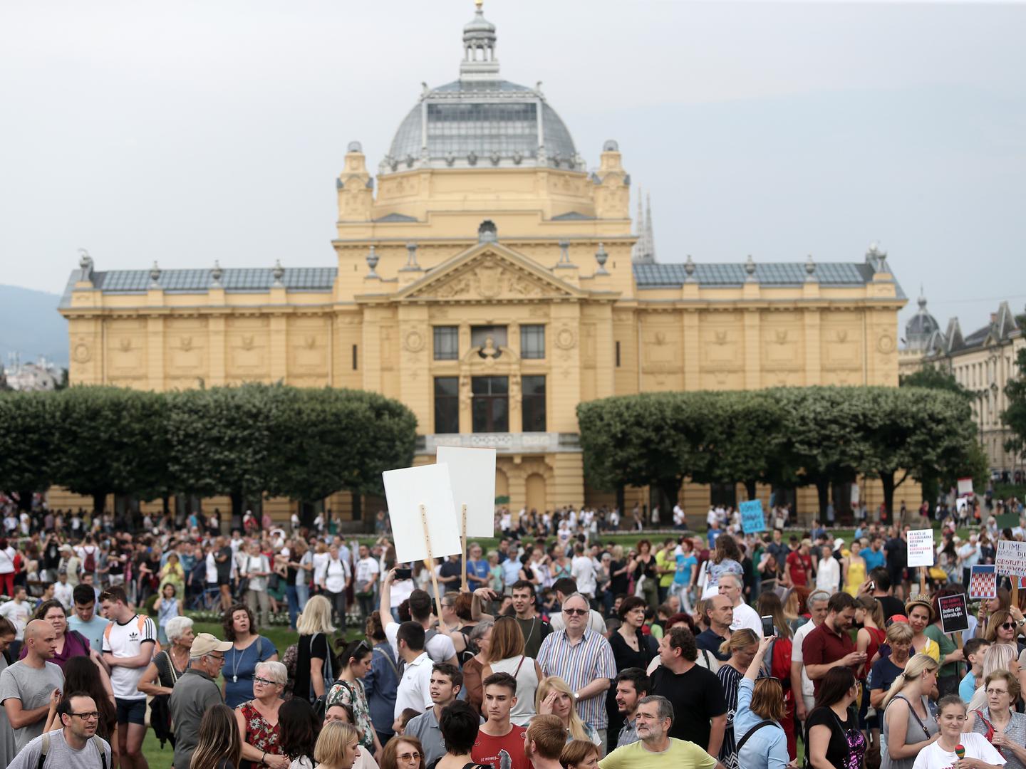  U Zagrebu se okupilo oko 25.000 ljudi, dok su se prosvjedi održali i u drugim gradovima poput Splita, Dubrovnika, Osijeka, Rijeke i Zadra. Solidarnost s ciljevima hrvatskih prosvjeda iskazali su i inozemni gradovi koji su se pridružili prosvjedu.
