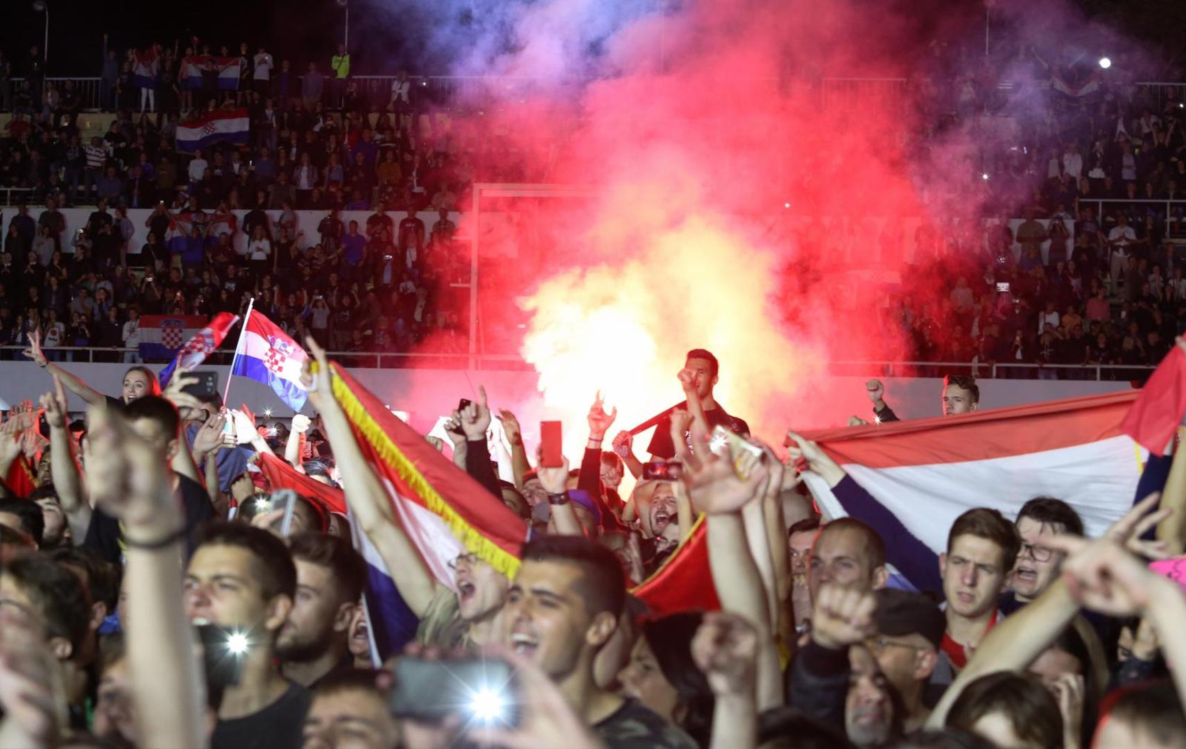 A na koncertu su se vijorile hrvatske zastave