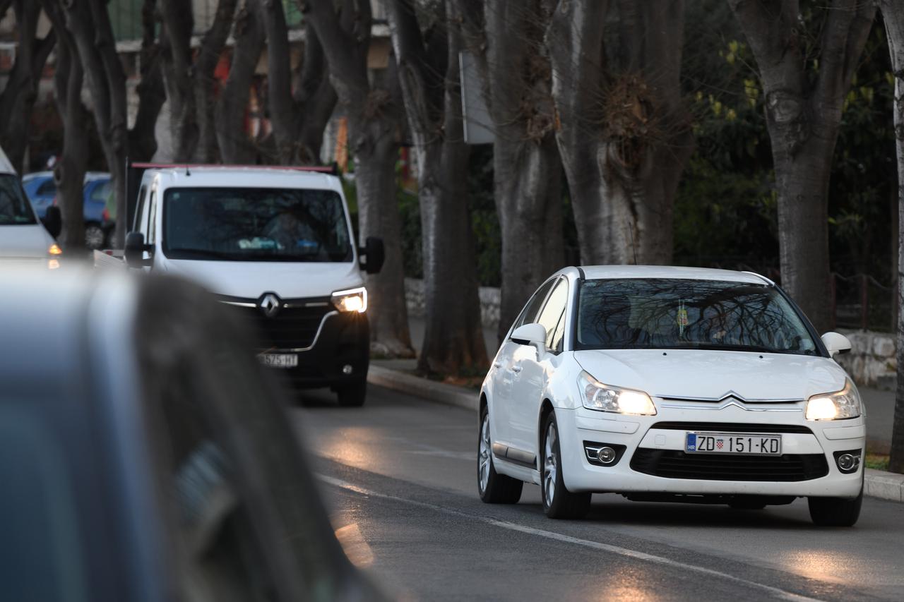 Vozači još uvijek moraju imati upaljena svjetla na automobilima