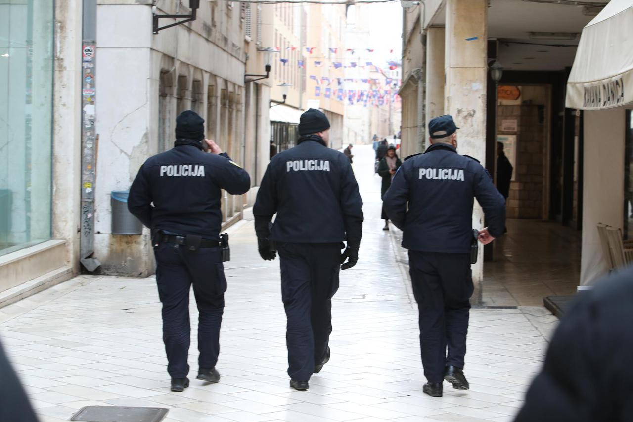 Zadar: Održan mimohod pripadnika OSRH i MUP-a s ratnim zastavama povodom 30. obljetnice VRO Maslenica