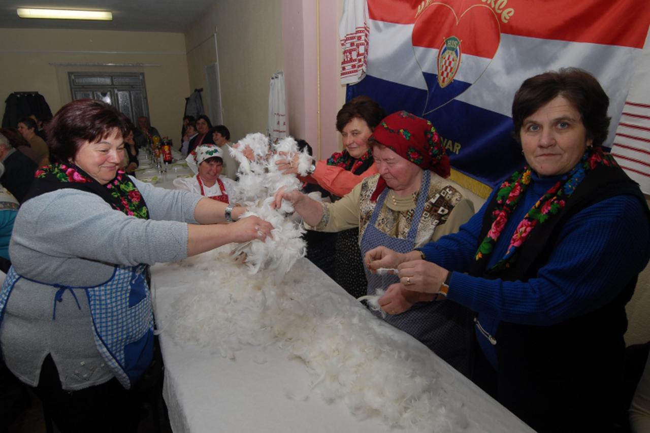 \'04.03.2011., Bjelovar - U drustvenom domu u Velikom Korenovu u organizaciji Gradske organizacije HSS-a odrzano druzenje clanova i simpatizera na tradicionalnoj cijani (cijanje perja). Rijec je o sta