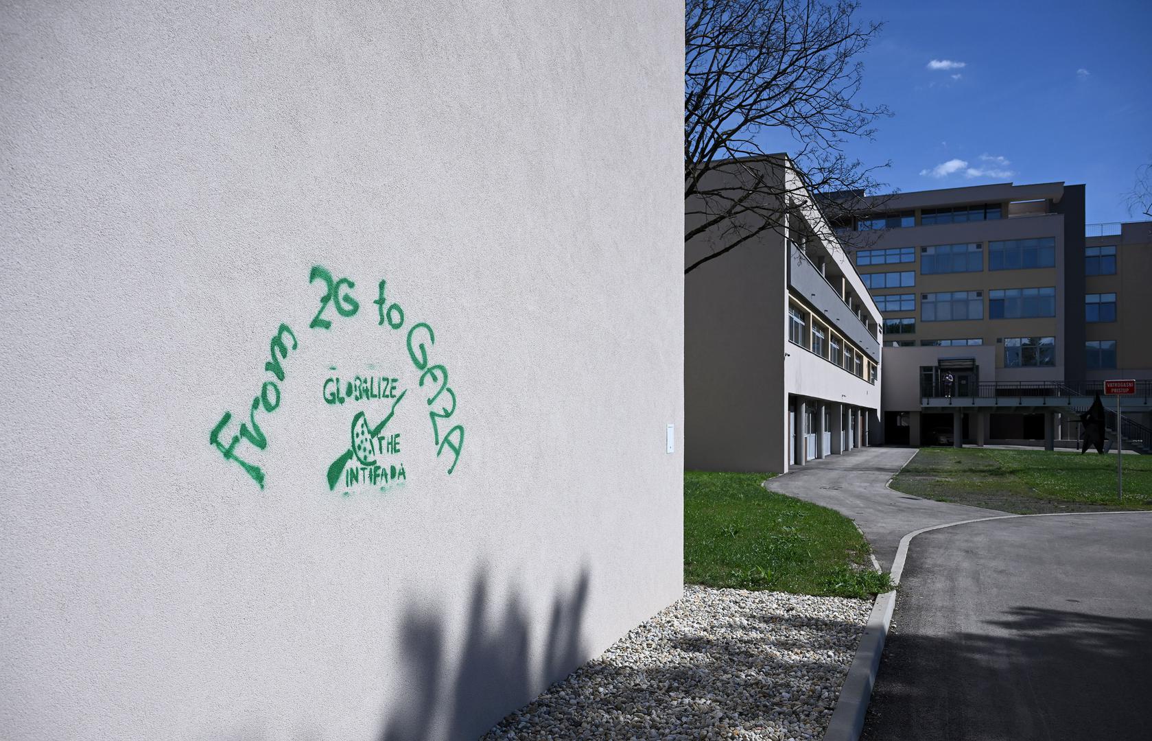 Prvi grafit osvanuo je na novo uređenoj zgradi Fakulteta strojarstva i brodogradnje, u Ulici Ivana Lučića, čija je cjelovita obnova završena prošle godine.