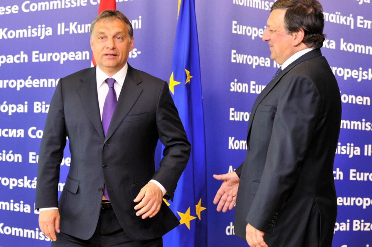\'European Commission President Jose Manuel Barroso (R) welcomes Hungarian Prime Minister Viktor Orban (L) on May 18, 2011 prior to a working session at the European Headquarters in Bruxelles. AFP PHO