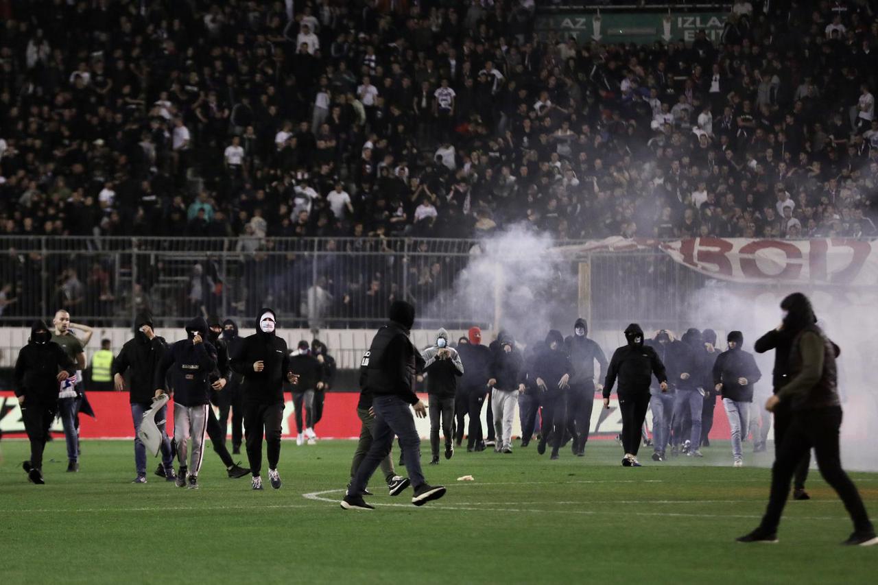 Kaos na Poljudu: Torcida upala na teren, igrači pobjegli u tunel! Specijalci tjerali huligane