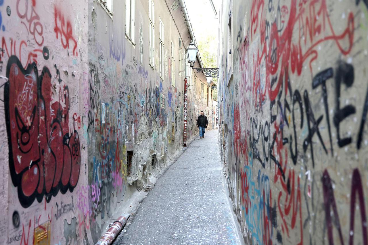 Zagreb: Počinje uklanjanje grafita s donjeg dijela Zakmardijevih stuba
