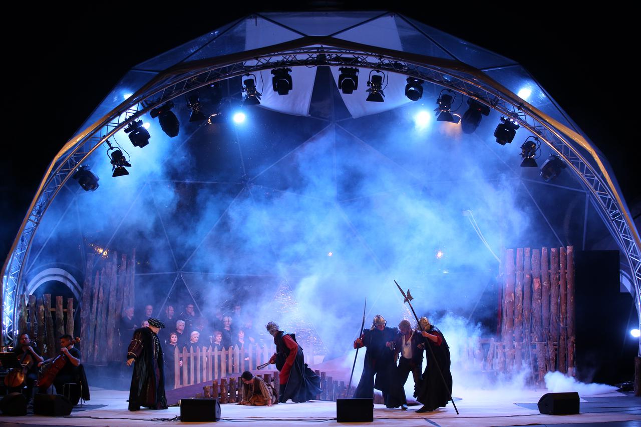 Zagreb: Rock opera Gubec-beg na ljetnoj pozornici jezera Bundek u izvedbi kazališta Komedija