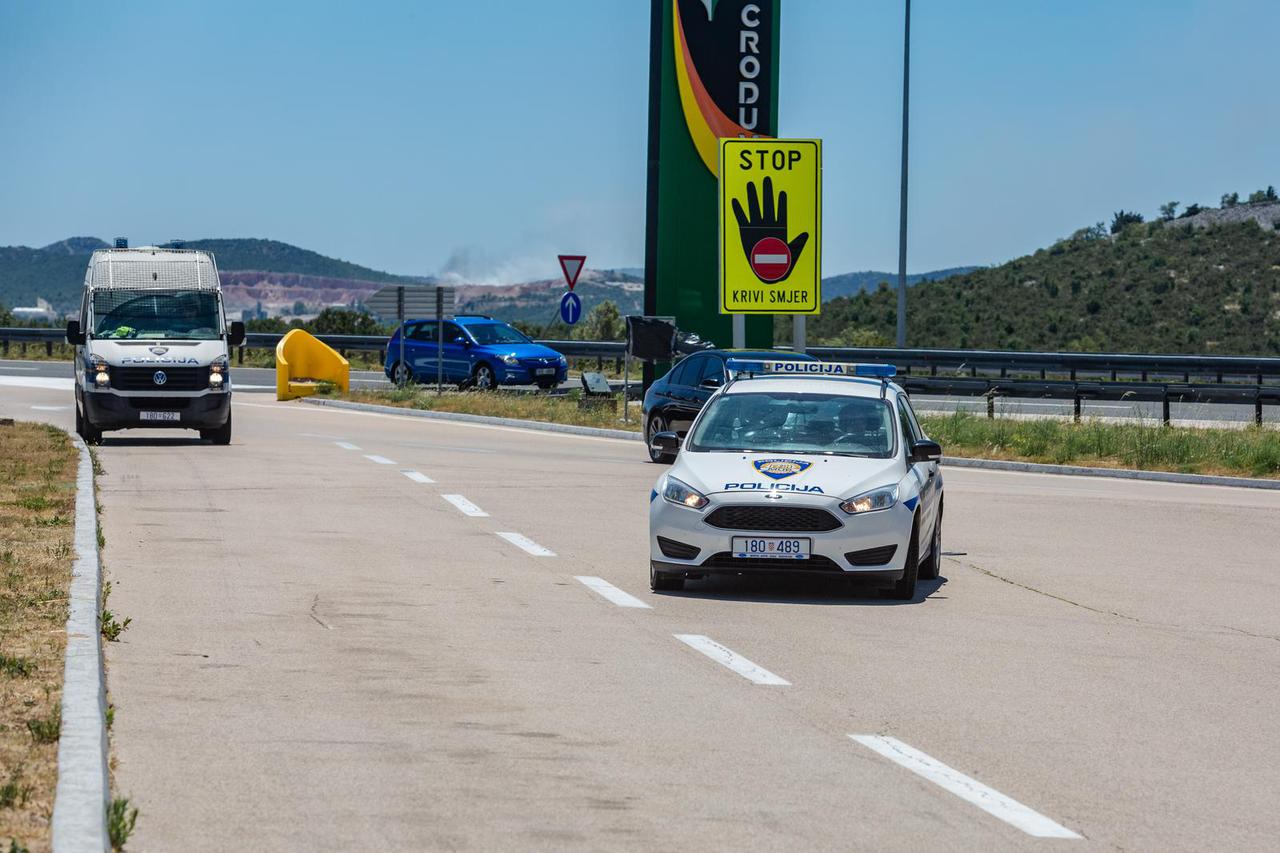 Navijači Hajduka u pratnji policije na odmorištu Nadin na autocesti A1