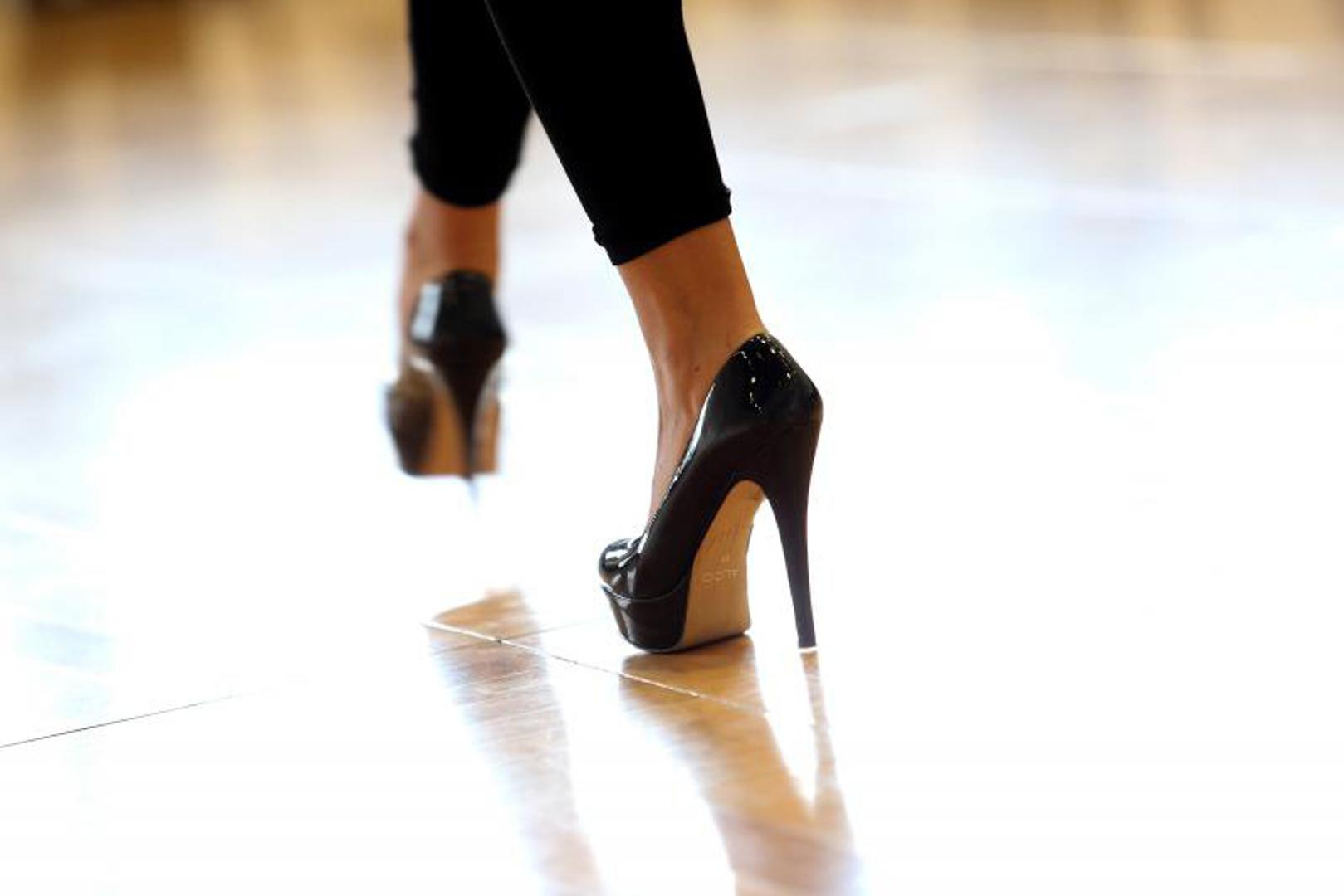 2. Imajte na umu da će znojenje nogu uzrokovati klizanje stopala u cipeli. Kako biste to spriječili stavite malo dječjeg pudera u unutrašnjost cipele