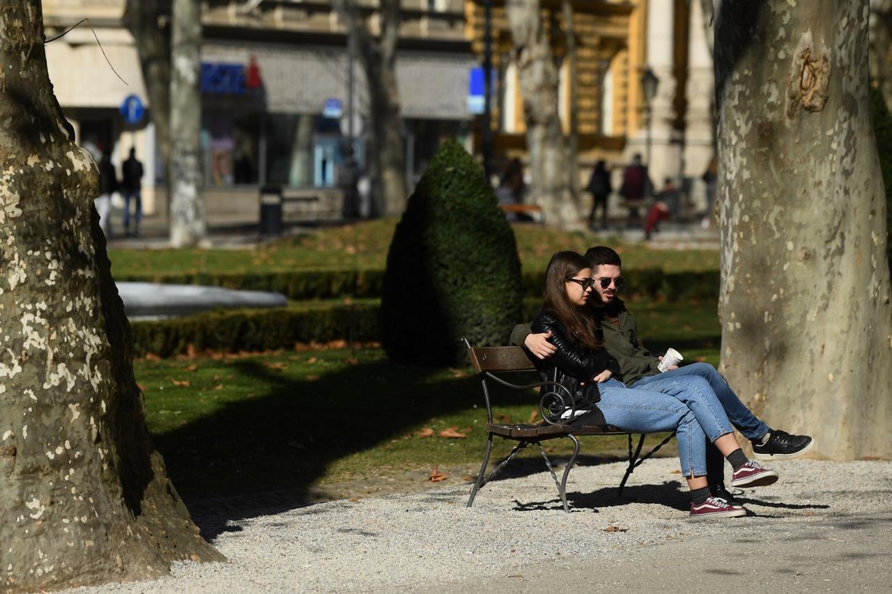 Zagreb: Sa sunčanim i toplijim danom sve više građana na ulicama i parkovima