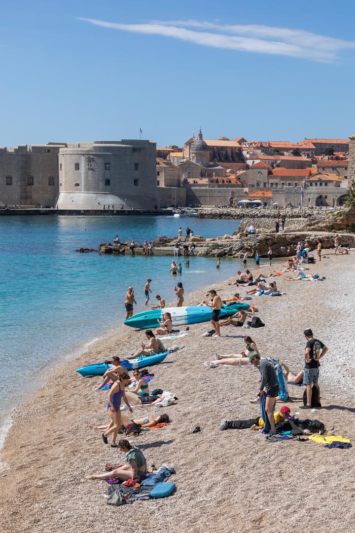 Kupanje u moru, izležavanje na plažama... Nisu ovo prizori s ljetnih razglednica, već snimljeni danas, u Dubrovniku.

