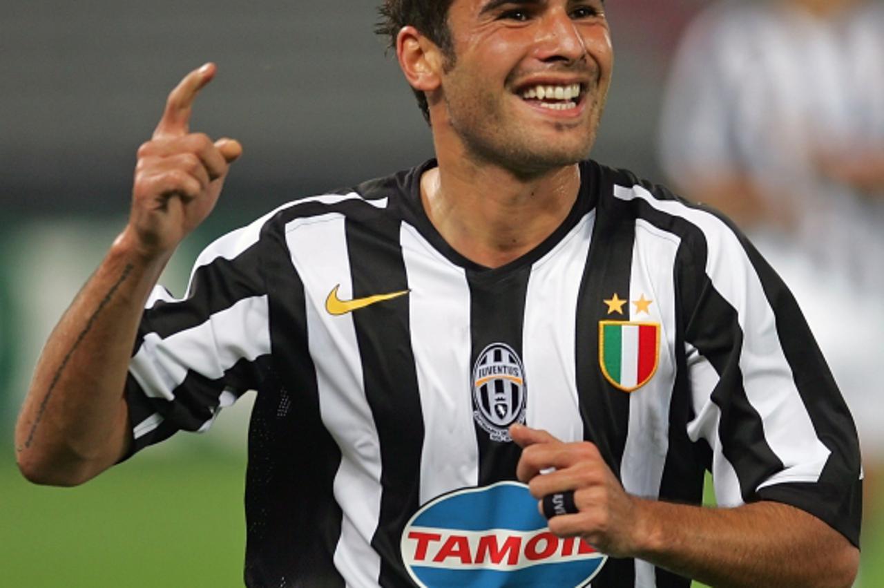\'Juventus\' Adrian Mutu celebrates after scoring against Rapid Vienna during a Champions League group A soccer match at the Delle Alpi stadium in Turin September 27, 2005.     REUTERS/Max Rossi\'