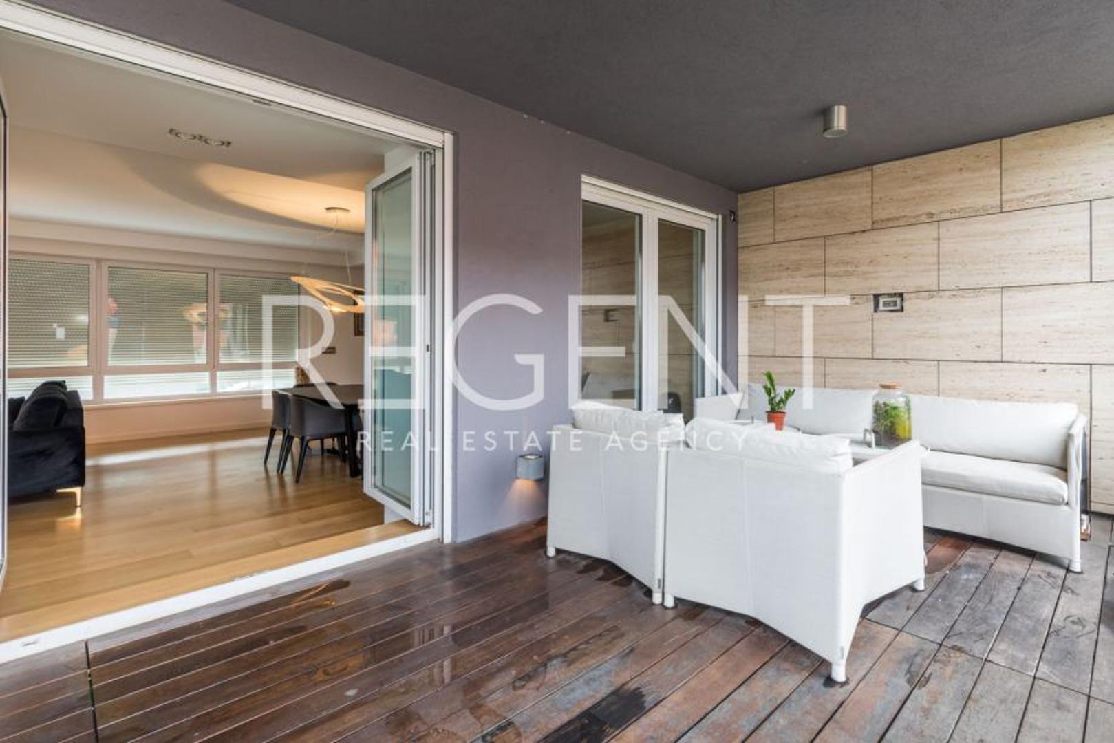 Gornju etažu upotpunjuje gostinjski toalet i velika terasa koja se proteže duž cijelog stana, s dijelom natkrivenim za boravak u svim vremenskim uvjetima i nenatkrivenim dijelom s privatnim vrtom od 100 m².

